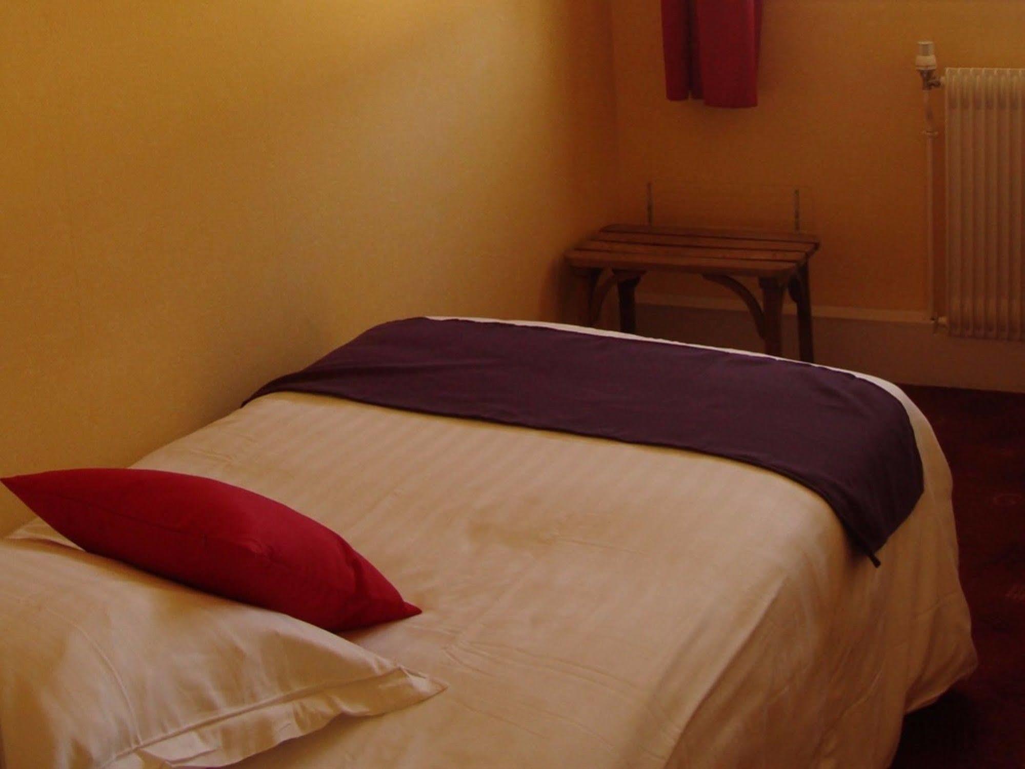 Hotel Le Flaubert Fougeres Exterior photo